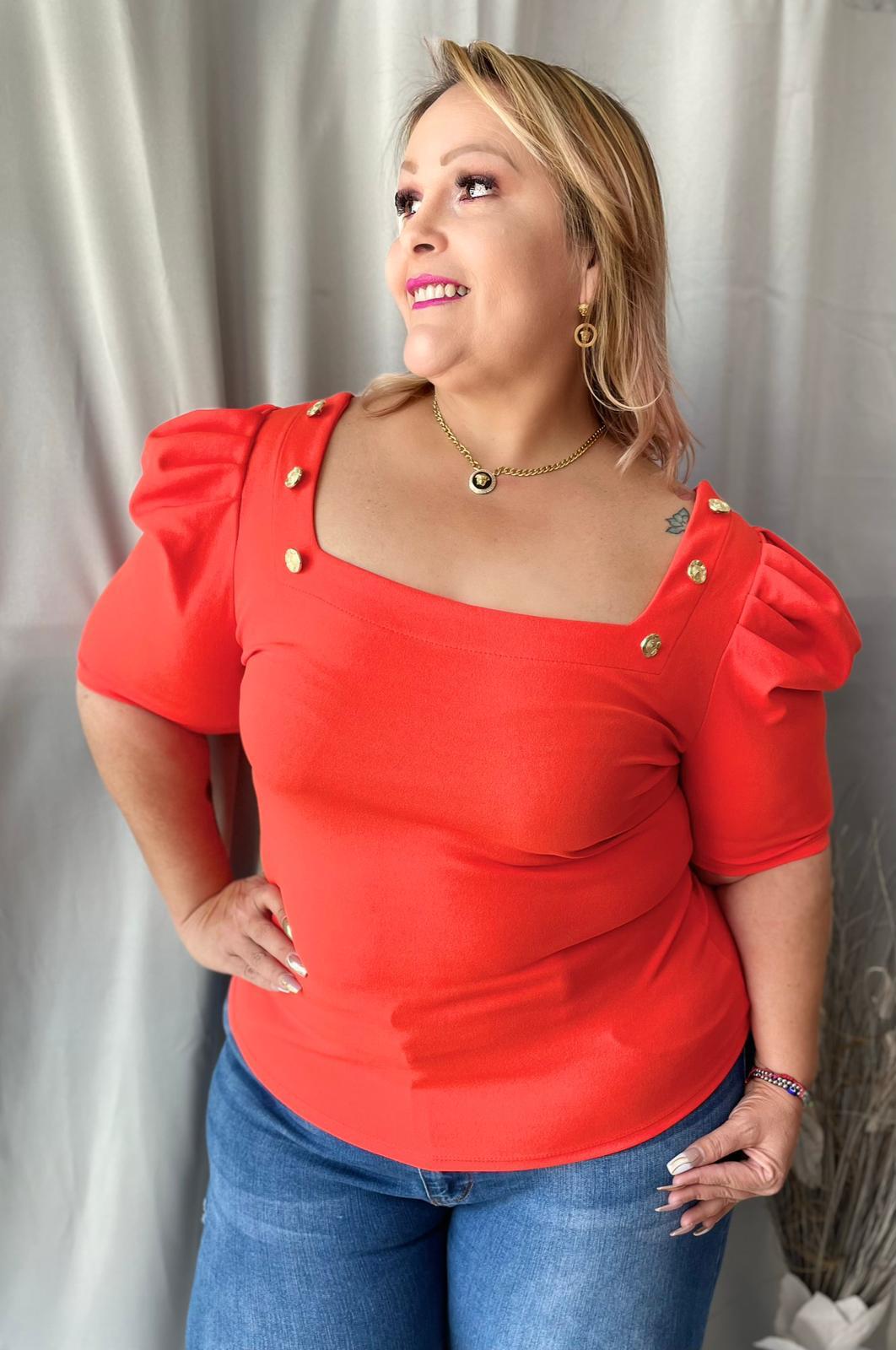 Top plus con detalles de botones rojo