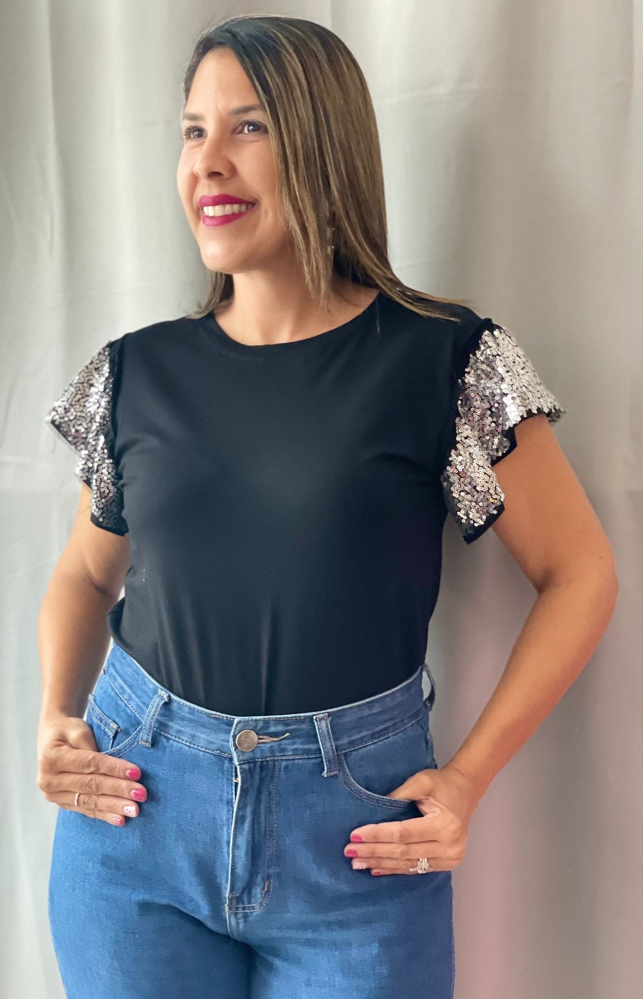 Camisa con lentejuelas en las mangas