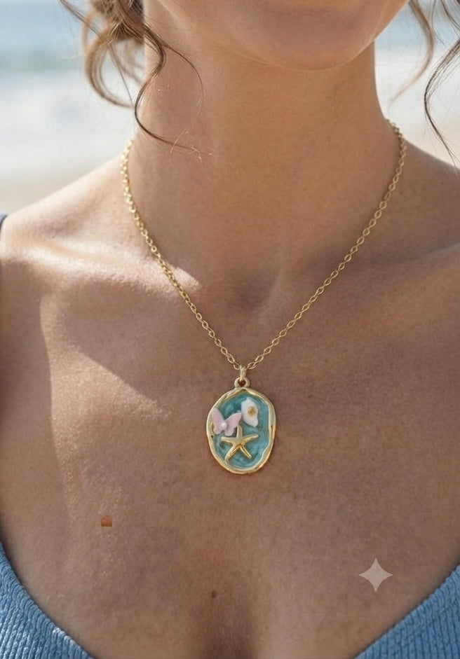 Cadena con diseño estrella, mariposa y concha en el charm. Stainless steel