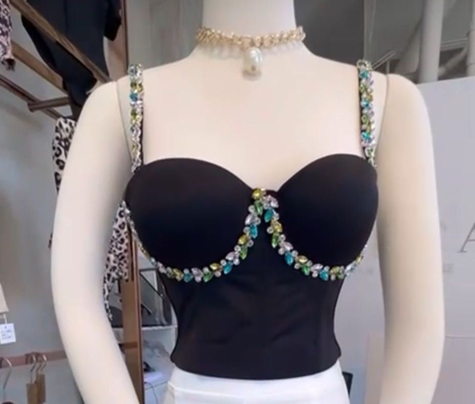 Crop top con detalles en diamantes