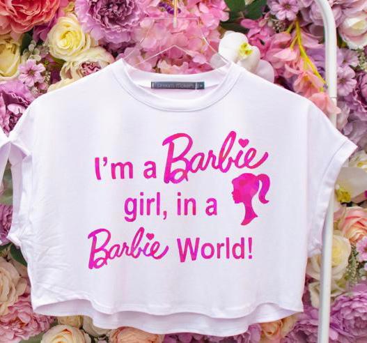 Crop top blanco 'I'm a Barbie girl, in a Barbie world!'