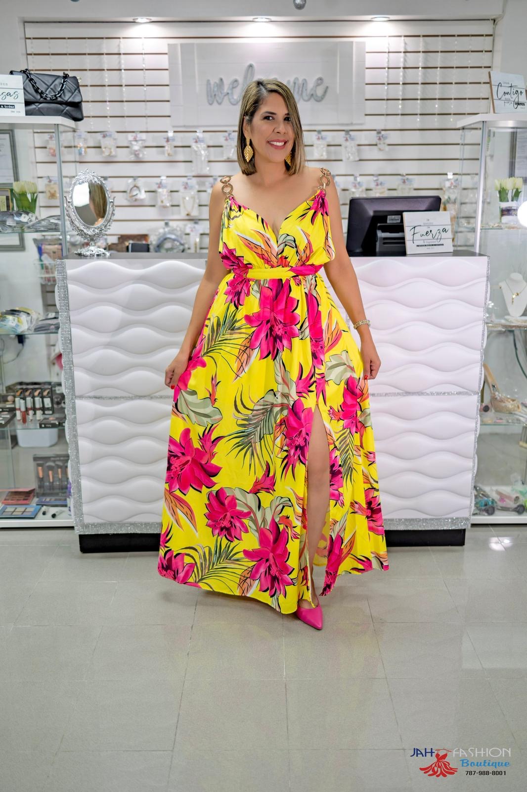 Traje con estampado de flores rosa