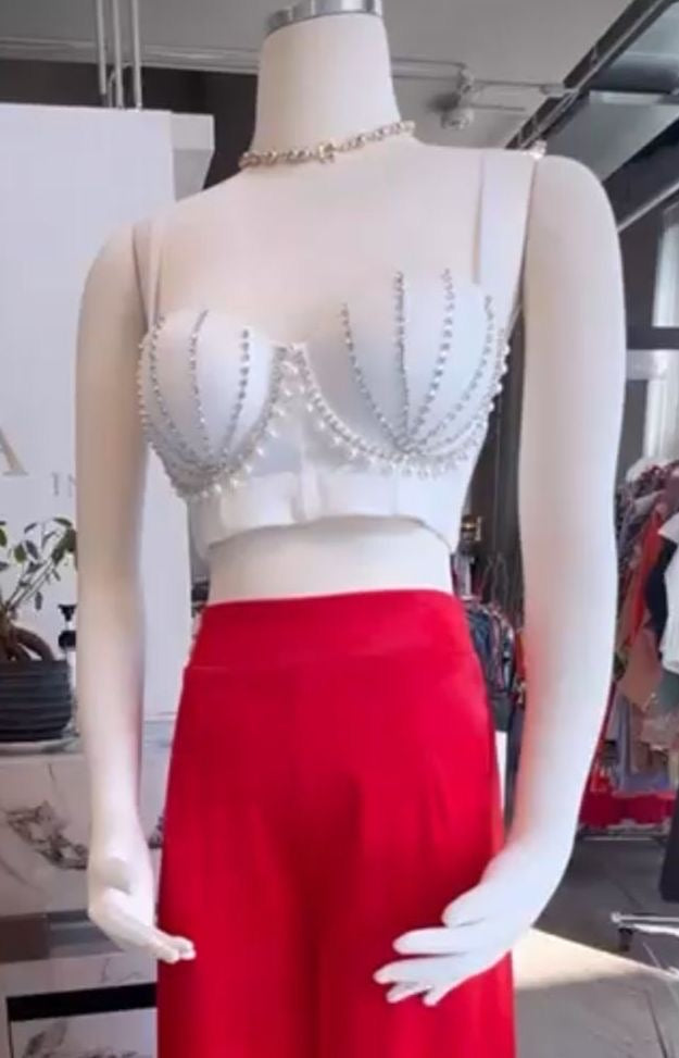 Crop top con detalles en perlas y diamantes