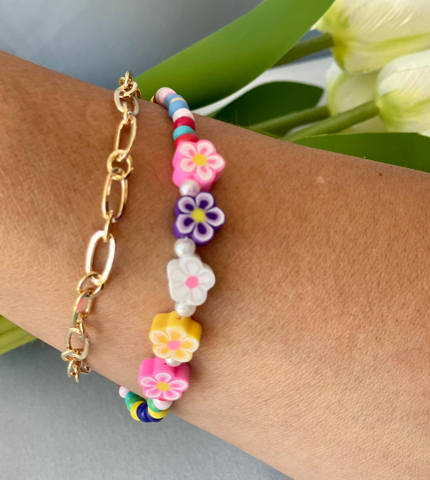 Set de pulsera con detalles de flores y perlas